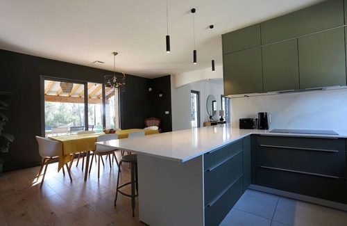 Assas House | Villa Perdigal : pool, petanque, trampoline, ping-pong, basketball, babyfoot, swing, indoor bike.
