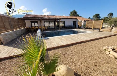 Lecci Villa | Villa Plein pied 8 pers piscine chauffée privée proche plage San Cipriano Cala Rossa Climatisation WIFI