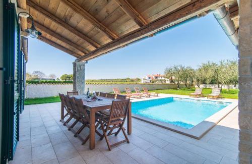 Pomer Villa | Villa Pomer with a private Swimming pool near the Sea