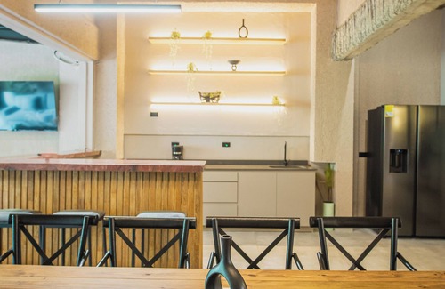Las Lomas I House | Villa Pool/Jacuzzi 5-bedroom house with AC and WiFi in lovely Medellín provenza