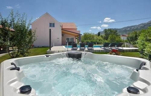 Dugopolje Villa | Villa Radosevic near Split, heated pool