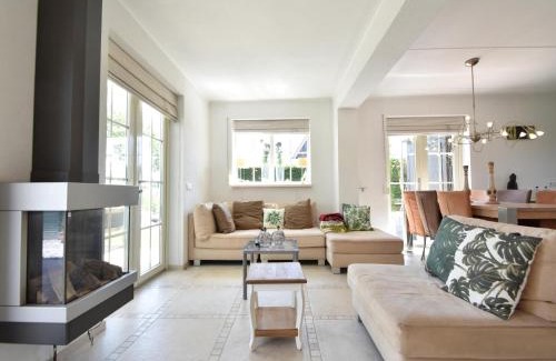 Oude-Tonge House | Villa Robinie