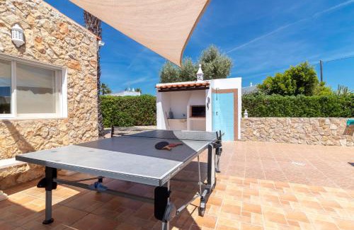 Vale de Centianes Villa | Villa Rocha Family villa Near Ocean Pool BBQ