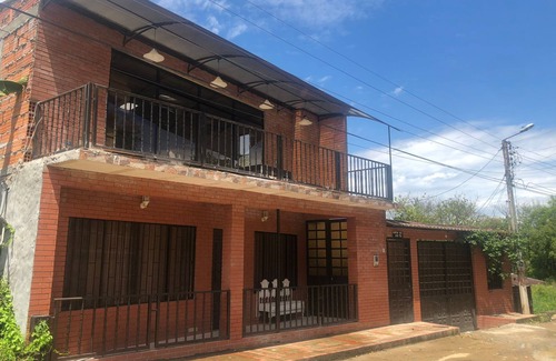 Agua de Dios Villa | Villa Rubens, Casa familiar con piscina privada.