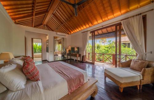 Batubelig House | Villa Rubina - Luxury Pool Villa in Batu Belig Next to the Beach!
