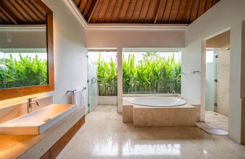 Batubelig House | Villa Rubina - Luxury Pool Villa in Batu Belig Next to the Beach!