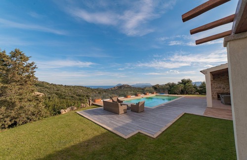 Arzachena Villa | Villa 'Ruja' with Sea View, Wi-Fi and Air Conditioning
