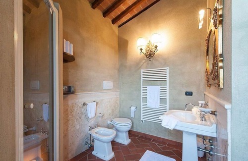 Rapale Villa | Villa Saffo: A charming three-story villa surrounded by meadows and by green hills, with Free WI-FI.