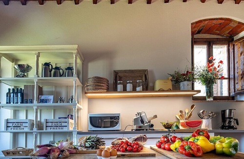 Rapale Villa | Villa Saffo: A charming three-story villa surrounded by meadows and by green hills, with Free WI-FI.