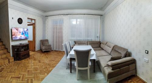 Oshakan House | Villa Sandra and Pool near Airport