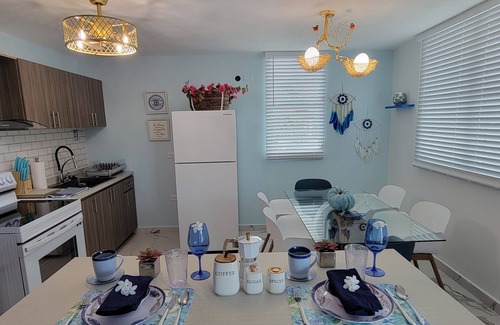 Cerro Gordo Apartment | Villa Santorini 3-bedroom apartment in welcoming Bayamón with WiFi, AC. Enjoy