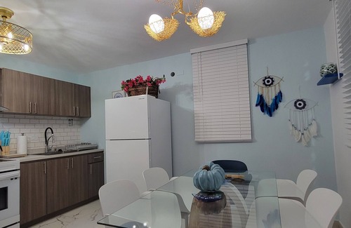 Cerro Gordo Apartment | Villa Santorini 3-bedroom apartment in welcoming Bayamón with WiFi, AC. Enjoy