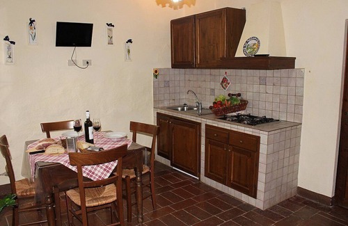 Colle di Val d'Elsa House | Villa Saveria L: A characteristic apartment surrounded by the greenery.