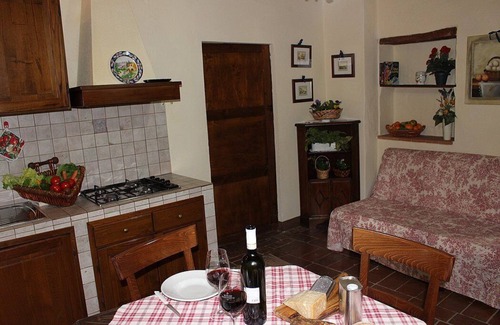 Colle di Val d'Elsa House | Villa Saveria L: A characteristic apartment surrounded by the greenery.