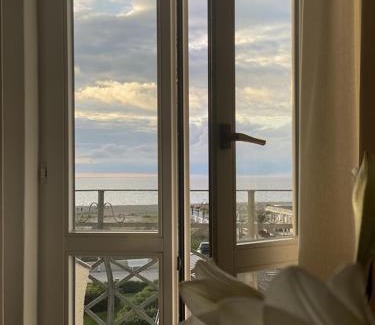 Warnemuende Apartment | Villa Seeblick Warnemünde - Fewo mit Meerblick und Balkon direkt am Strand für 2-4 Pers
