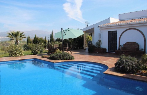 Cutar Villa | Villa 'Serenidad' with Mountain View, Pool, Wi-Fi and Air Conditioning