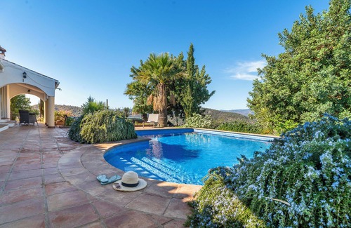 Cutar Villa | Villa 'Serenidad' with Mountain View, Pool, Wi-Fi and Air Conditioning