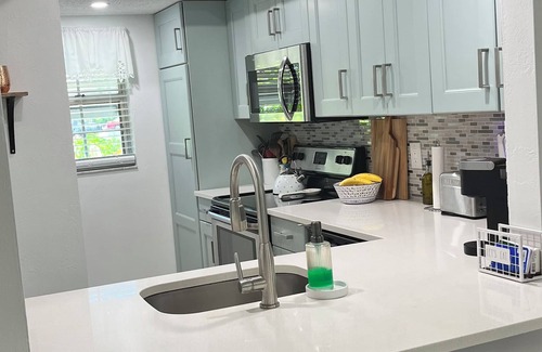 Park East Villa | VILLA SIESTA IV-priv cottage Downtown Secret Community-Heated Pool!