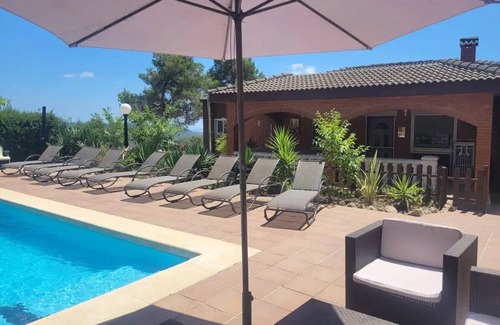 Sitges Villa | Villa Sitges Soledad 15 minutes drive from Sitges. A/C. XXL swimming pool. 12 p.