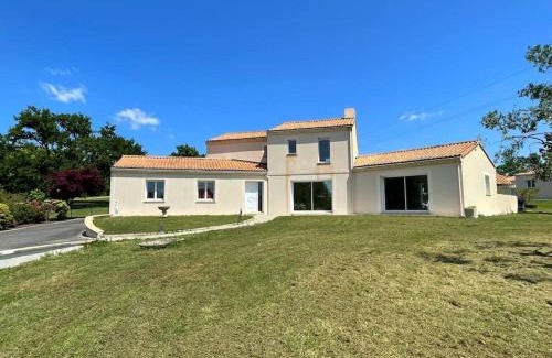 Port-Saint-Pere Villa | villa spacieuse avec piscine, jacuzzi