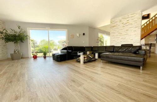 Port-Saint-Pere Villa | villa spacieuse avec piscine, jacuzzi
