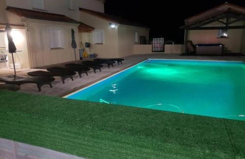 Port-Saint-Pere Villa | villa spacieuse avec piscine, jacuzzi