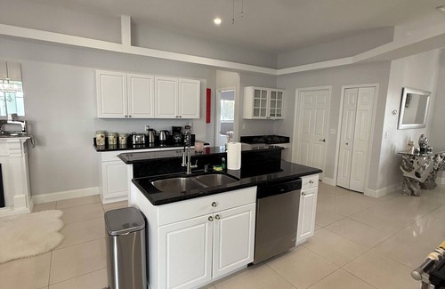 Harris House | Villa Sunshine: Elegant & Modern 4BR Pool House