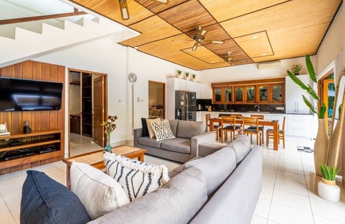 Umalas Villa | Villa TH + Breakfast w/Enclosed Living, Umalas