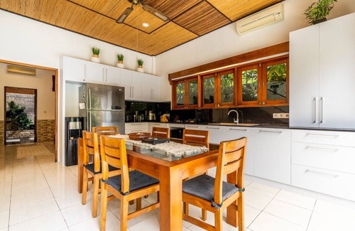 Umalas Villa | Villa TH + Breakfast w/Enclosed Living, Umalas