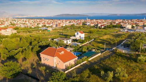 Kastel Stari Villa | Villa Toni with 5 bedrooms and heated pool