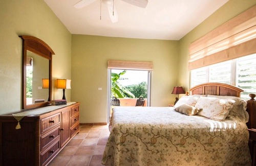 Bravos de Boston House | Villa Tres Palmas, Stylish Island Vibe, Views, Walk To Beach