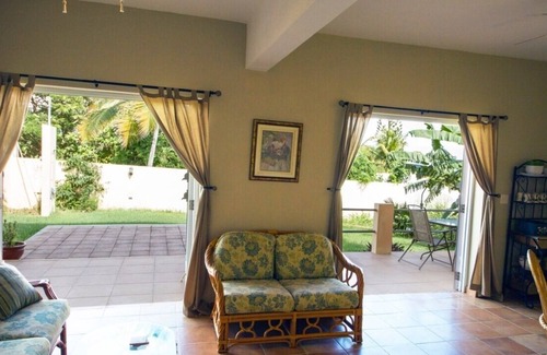 Bravos de Boston House | Villa Tres Palmas, Stylish Island Vibe, Views, Walk To Beach