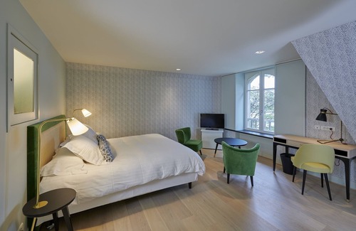Combrit Hotel | Villa Tri Men