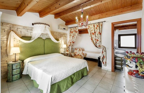 Cava dʼAliga Bed & Breakfast | Villa U Marchisi with pool wifi next to the beach in Cava d'Aliga