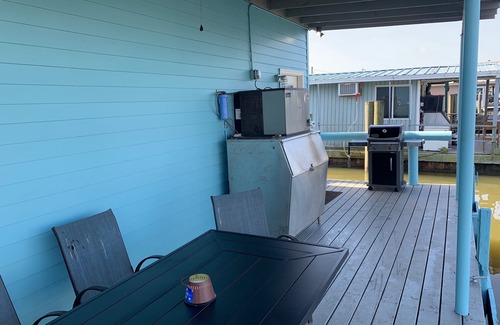 Venice Boat Rental | Villa Venice houseboat located in Cypress Cove Marina-5 bedrooms/2 full bathroom