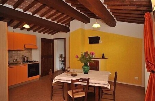 Citerna House | Villa Vezzosa E: A characteristic and welcoming apartment that is part of an ancient country house, with Free WI-FI.