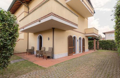 Cinquale Villa | Villa vicino al mare con giardino e parcheggio