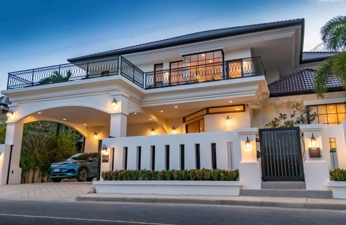 Laguna Villa | Villa Viola | Fully staffed New Luxury Villa | Laguna Golf Course & Beach Access