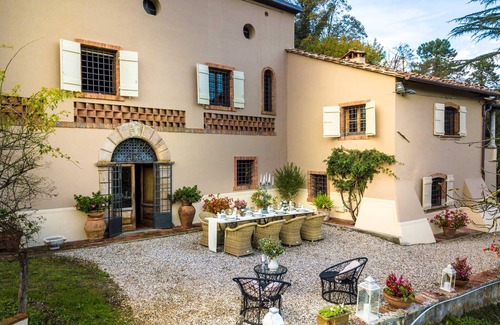 Vorno Villa | VILLA VIOLA - Residenze Seicento - An historic Villa with Garden close to Lucca with Air Conditioning