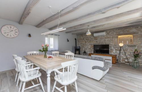 Beram Villa | Villa Viscum in Central Istria for 8 persons with large garden - pet friendly