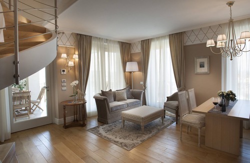 Castiglione Falletto Apartment | Villa Vitae - Luxury apartments - Cavour apartment - three rooms on on two levels, panoramic terrace and panoramic balcony, upper suite with bathtube