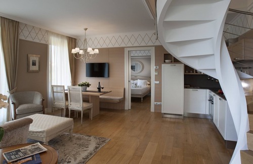 Castiglione Falletto Apartment | Villa Vitae - Luxury apartments - Cavour apartment - three rooms on on two levels, panoramic terrace and panoramic balcony, upper suite with bathtube