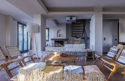Castel di Mezzo Villa | Villa with a pool, sunrise, and sunset over the sea