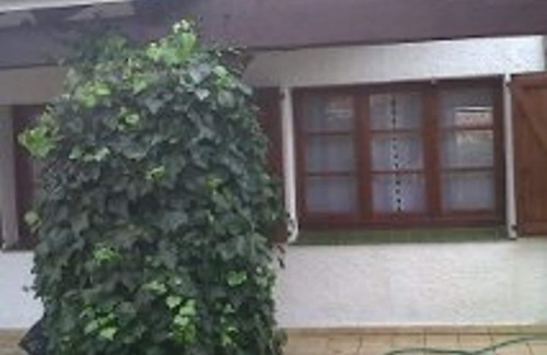 Creixell Ski Chalet | Villa with comfortable and quiet garden near the beach