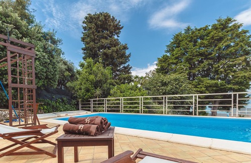 Isola Villa | Villa with swimming pool close to the sea