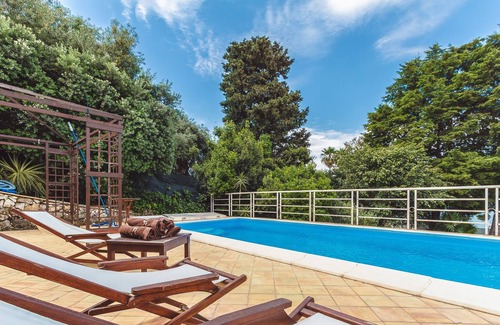 Isola Villa | Villa with swimming pool close to the sea
