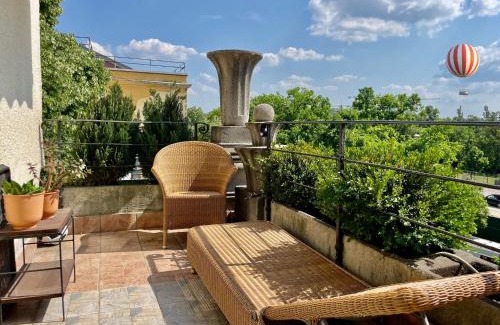 Herminamezo Apartment | Villa with terrace overlooking the city park