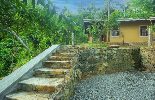 Unawatuna Villa | Villa with Three huge garden and nature friendly