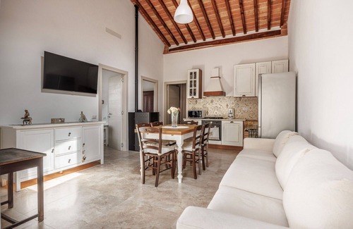 Colle di Val d'Elsa Villa | Villa with WIFI, A/C, pool, TV, pets allowed, panoramic view, parking, close to San Gimignano