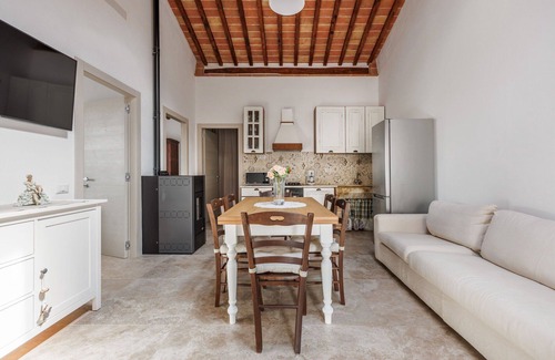 Colle di Val d'Elsa Villa | Villa with WIFI, A/C, pool, TV, pets allowed, panoramic view, parking, close to San Gimignano